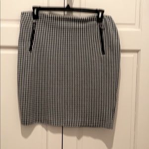 Karen Kane houndstooth print straight skirt.